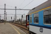 23.11.2016 - Č.Budějovice: severní konec 3. nástupiště a 362.085-3 nastupující do čela R 644 ''Lužnice'' © PhDr. Zbyněk Zlinský