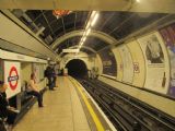 Londýnské metro, profil tunelu, napájecí a jiné kolejnice...; 3.6.2016 © Libor Peltan