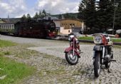 Dva, dnes historické motocykly s lokomotivou 99.1785; 3.7.2016 © Pavel Stejskal