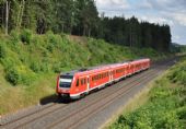 Dvojice jednotek DB 612 (612.594 + 472) mezi Marktleuthenem a Kirchenlamitz Ost jede z Regensburgu do Hofu; 4.7.2016 © Pavel Stejskal