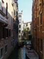 Venezia: gondoliér se při vjezdu do křižovatky odstrkuje od domu © Tomáš Kraus, 7.9.2016