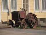 Haapamäki: jeden z traktorů před nádražní budovou 29. 6. 2016 © Libor Peltan