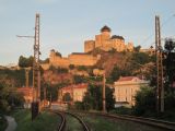 Trenčín: hrad v popředí s překládaným úsekem tratě 9. 7. 2016 © Libor Peltan