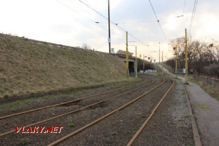 električková trať klesá na zastávku pri VSS, 22.3. 2017, © Ing. Igor Molnár