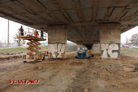 momentálne sa pracuje na oprave spodnej časti mostnej konštrukcie, 22.3. 2017, © Ing. Igor Molnár