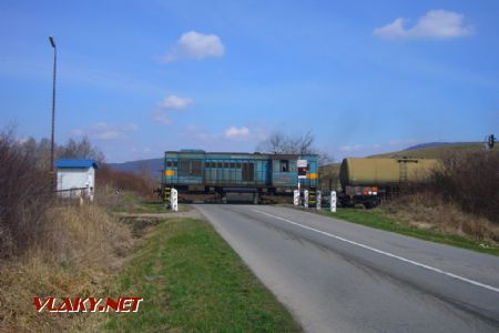 Z násypu schádzam neďaleko cesty, prejdem popod trať 193 a prichádzam k priecestiu, kde práve prechádza neznáma T448. © František Sakalik.