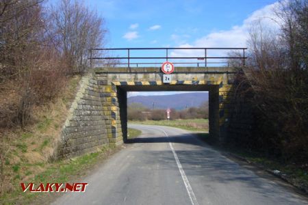 Pohľad na nadjazd z cesty. Hneď za okrajom fotky vľavo je 0,4 km spojky © František Sakalik.