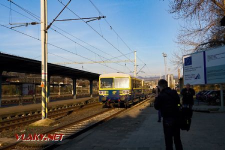 1.4.2017 - Lovosice: 810.435, turistická linka T4 při pusunu k hraně nástupiště © Jiří Řechka