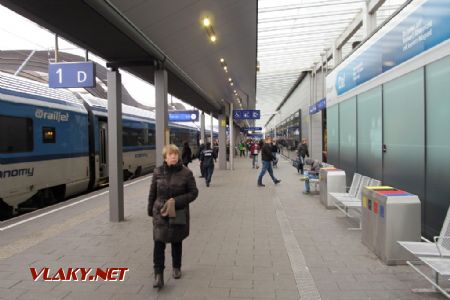 28.12.2016 - Graz: český railjet na 1. nástupišti hlavního nádraží © Dominik Havel