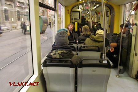 28.12.2016 - Graz: interiér tramvaje Bombardier Cityrunner © Dominik Havel