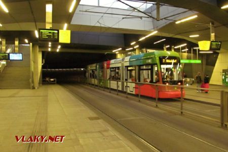 28.12.2016 - Graz: podzemní zastávka tramvaje před nádražím (Stadler Variobahn) © Dominik Havel
