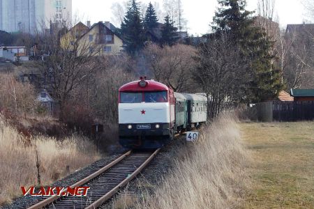 Vlak se zahraničními fanoušky vedený lokomotivou T 478.1001 opouští Bruntál; 7.2.2016 © Zdeněk Macrineanu