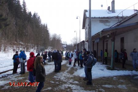 Početná skupina cestujících čeká na příjezd posledního spoje, Malá Morávka; 19.2.2017 © Zdeněk Macrineanu