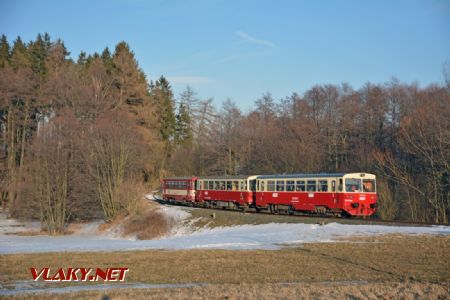 Vlak v oblouku u přejezdu do místní části Podlesí (Světlá Hora); 19.2.2017 © Miroslav Blaťák