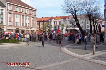 01.05.2003 - Hradec Králové: jediná oslava 1. máje se koná na Baťkově náměstí, ... © PhDr. Zbyněk Zlinský