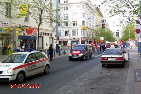 01.05.2004 - Vídeň: prvomájový průvod na Mariahilferstrasse © PhDr. Zbyněk Zlinský
