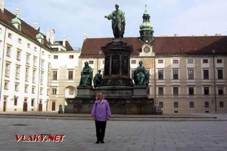 01.05.2004 - Vídeň: Helena před sochou císaře Františka I. na jinak liduprázdném In der Burg v Hofburgu © PhDr. Zbyněk Zlinský
