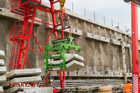 2.5.2017 - Kyšice, Ejpovický tunel: manipulace se segmenty © Jiří Řechka