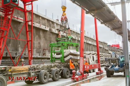 2.5.2017 - Kyšice, Ejpovický tunel: manipulace se segmenty © Jiří Řechka