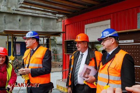 2.5.2017 - Kyšice, Ejpovický tunel: tiskový mluvčí SŽDC Marek Illiaš zahajuje tiskovou prezentaci © Jiří Řechka