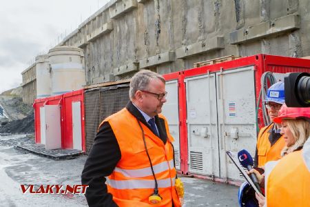 2.5.2017 - Kyšice, Ejpovický tunel: ministr dopravy Dan Ťok odpovídá České televizi © Jiří Řechka