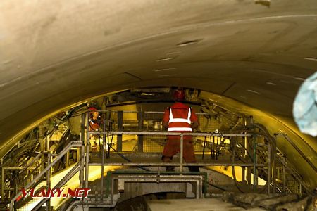2.5.2017 - Kyšice, Ejpovický tunel: zvedací zařízení posouvá segment na místo uložení © Jiří Řechka