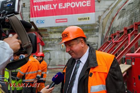 2.5.2017 - Kyšice, Ejpovický tunel: generální ředitel SŽDC Pavel Surý odpovídá novinářům © Jiří Řechka