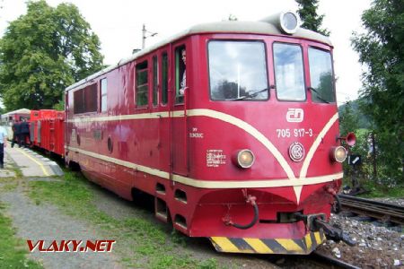 21.08.2004 - Třemešná ve Slezsku: 705.917-3 se zvláštním vlakem s ''letními vozy'' z Osoblahy © PhDr. Zbyněk Zlinský