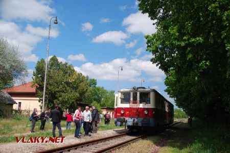 Vlak zastavil aj na zatávke Dražovce; 1.5.2017 © Kamil Korecz