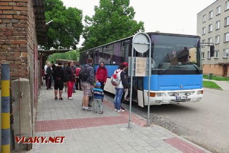 20.05.2017 - Zdounky, přestup cestujících na kyvadlovou autobusovou dopravu © Stanislav Plachý