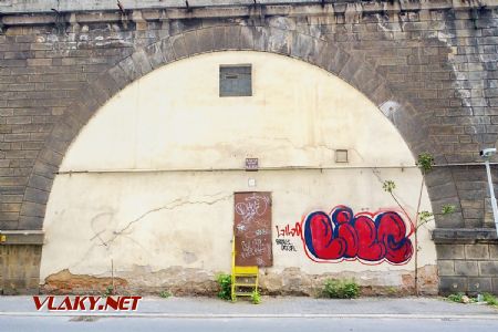 15.05.2017 - Praha-Karlín: Negrelliho viadukt, značka kam až sahala hladina Vltavy při povodni v r. 2002 © Jiří Řechka