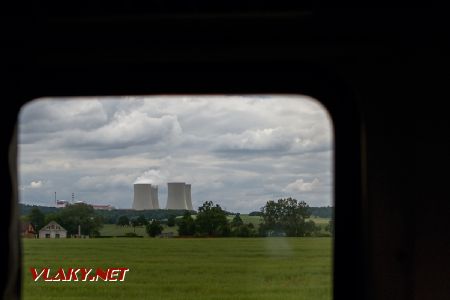 17.6.2017 - trať do Týna nad Vltavou: jaderná elektrárna z okna vlaku © Jiří Řechka