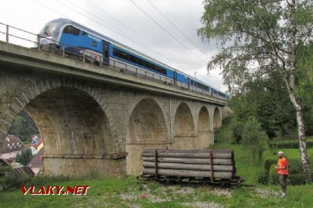 Steinhauser viadukt s kamarádem Tomášem a rozmazaným Railjetem, 19. 8. 2016 © Libor Peltan