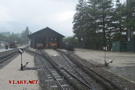 Puchberg am Schneeberg: mločí dieselová jednotka a lokomotiva v depu, 21. 8. 2016 © Libor Peltan