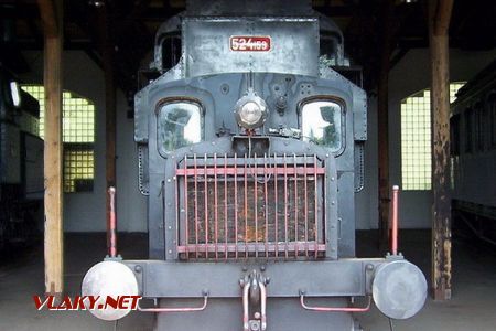 31.07.2004 - Lužná u Rak.: lokomotiva BN 60-3571/706.604-6 v rotundě © PhDr. Zbyněk Zlinský