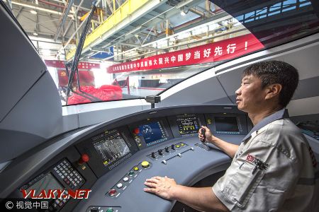 Nová jednotka CH400 FuXing, stanovište rušňovodiča; 26.06.2017 © www.chinadaily.com.cn