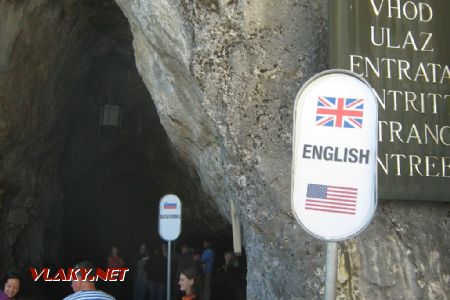 Vchod do jaskyne, kde si môže turista vybrať jazyk výkladu; 18.6.2017 © Oliver Dučák