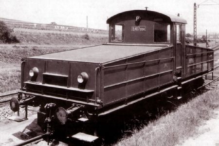 xx.08.1943 - Plzeň-Doudlevce: akumulátorová lokomotiva pro Prahu na zkušební trati (přeznačena na E 416.002, zrušena 1966); tovární snímek