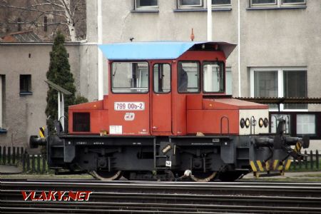 21.03.2007 - Hradec Králové hl.n.: 799.006-2 před budovou depa © PhDr. Zbyněk Zlinský