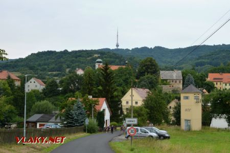 6.8.2017 - Zubrnice: Pohľad na dedinu s televíznou vežou v pozadí © Ondrej Krajňák