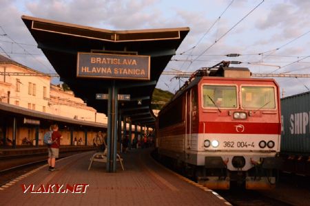 19.8.2017 - Bratislava hl. stanica: R 800 Poľana, 362 004-4 na opačnej strane vlaku © Ondrej Krajňák