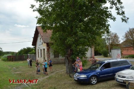 19.8.2017 - Tešedíkovo: Aj tu prišli zvedavci na stanicu iba pozrieť vlak © Ondrej Krajňák