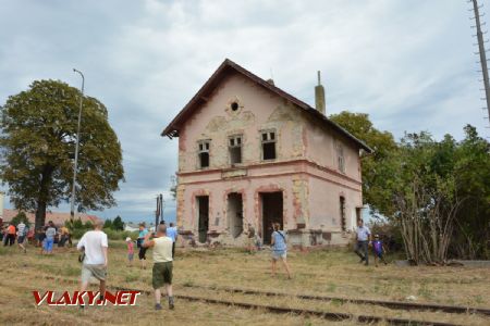 19.8.2017 - Neded: Zničená staničná budova © Ondrej Krajňák