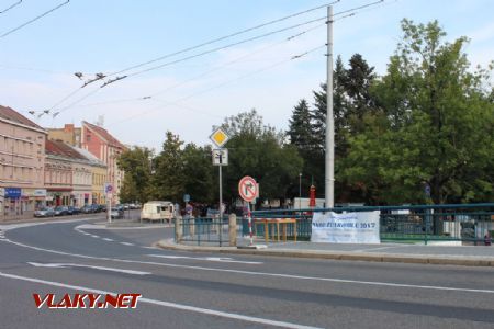 26.08.2017 - Hradec Králové, Tyršův most: je 8:20 hod. a pokladna u hlavního vchodu nefunguje, ... © PhDr. Zbyněk Zlinský