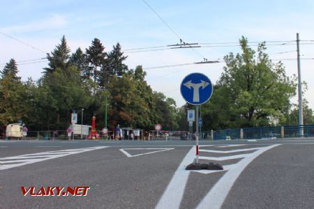 26.08.2017 - Hradec Králové, Tylovo nábř.: ... ale my stejně použijeme ''bránu'' pro vystavovatele © PhDr. Zbyněk Zlinský