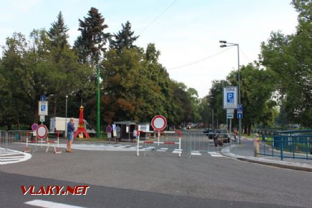 26.08.2017 - Hradec Králové, nám. 5. května: u vjezdu pro vystavovatele ani na ''hauptštráse'' moc živo není © PhDr. Zbyněk Zlinský