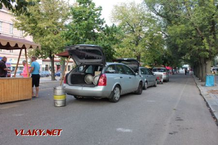 26.08.2017 - Hradec Králové, Smetanovo nábř.: zásobování stánků v gastronomické zóně © PhDr. Zbyněk Zlinský