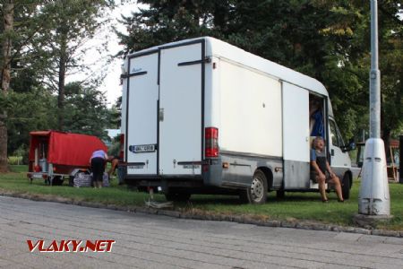 26.08.2017 - Hradec Králové, Smetanovo nábř.: horečná práce i sbírání sil před ní © PhDr. Zbyněk Zlinský