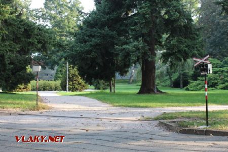 26.08.2017 - Hradec Králové, Smetanovo nábř.: nové PZZ na nejfrekventovanějším přejezdu Dětské železnice © PhDr. Zbyněk Zlinský