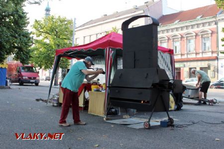 26.08.2017 - Hradec Králové, Smetanovo nábř.: Karel dokumentuje opékání masa © PhDr. Zbyněk Zlinský